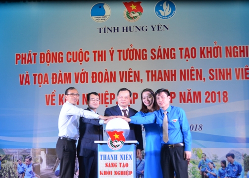 Phó Chủ tịch UBND tỉnh Hưng Yên Bùi Thế Cử và các đại biểu ấn nút Phát động Cuộc thi Ý tưởng sáng tạo khởi nghiệp năm 2018 